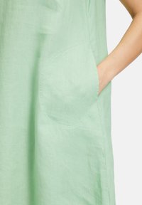 Betty Barclay SOMMER MIT V-AUSSCHNITT - Denné šaty - zephyr green