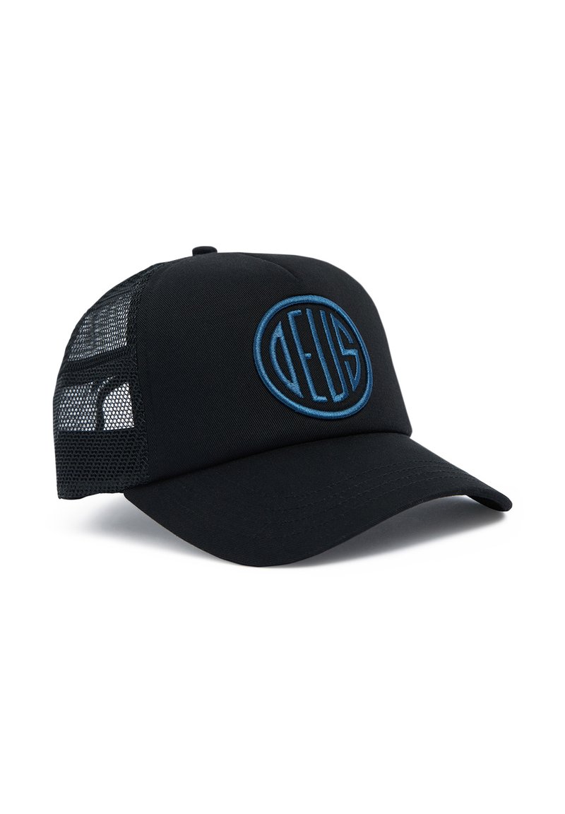 Gorra negra con visera curvada, que presenta un logo bordado en azul. Los paneles laterales de malla y un diseño estructurado completan su apariencia.