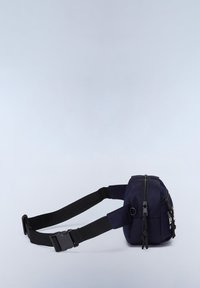 Marineblaue Hüfttasche aus strapazierfähigem Material, runde Form, verstellbarer schwarzer Gurt, vordere Reißverschlusstasche, mit minimalistischen Hardware-Details.