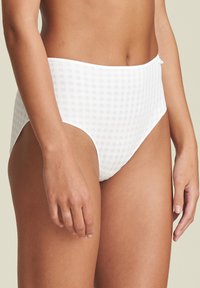 Biały bikini dolny o wysokim stanie, wykonany z teksturowanej tkaniny w kratkę; charakteryzuje się prostymi liniami i bezszwowym pasem.