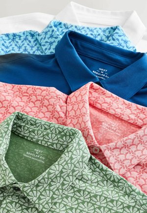 Četiri polo majice složene jedna na drugu: plava sa uzorkom, bijela, koraljna s cvjetnim uzorkom i zelena s geometrijskim oblicima.