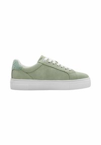 Sneaker verde in pelle con accenti testurizzati, suola in gomma bianca, punta arrotondata e lacci tradizionali. Presenta un motivo goffrato discreto.