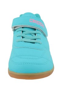 Türkise Sportschuhe mit hellbrauner Sohle, Schnürsenkeln und einem pinken "Kappa"-Logo auf dem verstellbaren Riemen oben.
