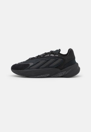Trainers - black