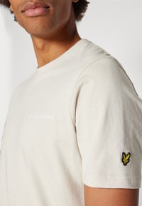 Lyle & Scott Jednoduché tričko - cove