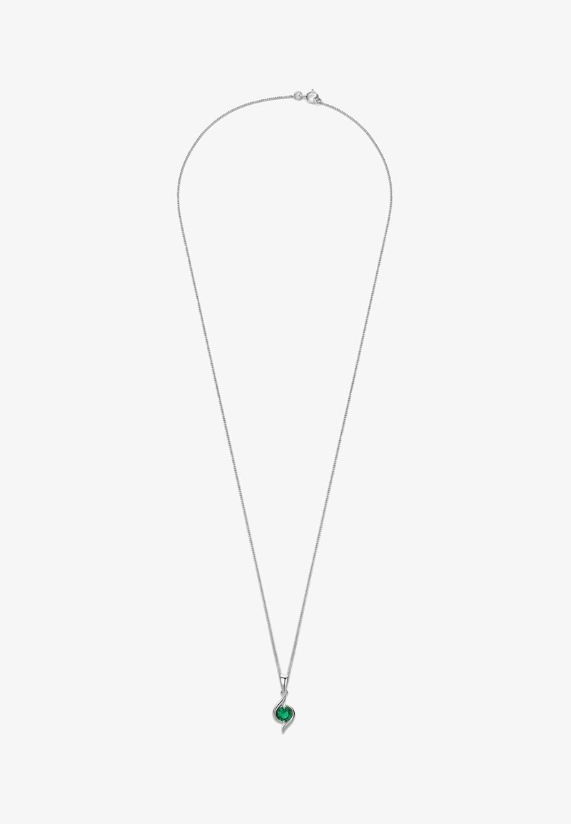 Silverfärgad kedjehalsband med en grön hjärtformad berlock. Berlocken är utsmyckad med ett spiraldesign, har en slät yta och en polerad finish.