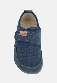 Niebieski materiałowy but z teksturowaną cholewką, przeszyciami i paskiem na rzep. Miękka wyściółka i lekko elastyczna podeszwa dla komfortu.