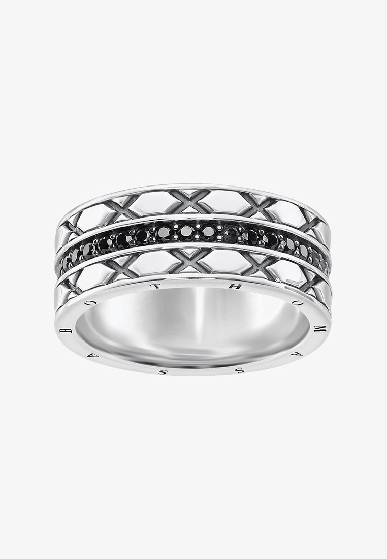 Bague en argent avec un design en treillis croisé et une rangée centrale de petites pierres rondes noires, gravée du nom de la marque sur le bord intérieur.