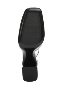 Czarna podeszwa buta na wysokim obcasie z teksturowanym wykończeniem, wyposażona w kwadratowy obcas i delikatne wygięcie dla wsparcia ergonomicznego.