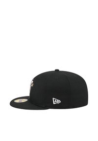 Schwarze Kappe mit flachem Schirm, mit mehrfarbiger Stickerei vorne und einem weißen Logo an der Seite. Hergestellt aus strapazierfähigem Stoff.