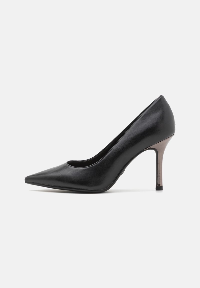 Chaussure à talon haut en cuir noir à bout pointu avec talon stiletto métallique sur fond blanc.