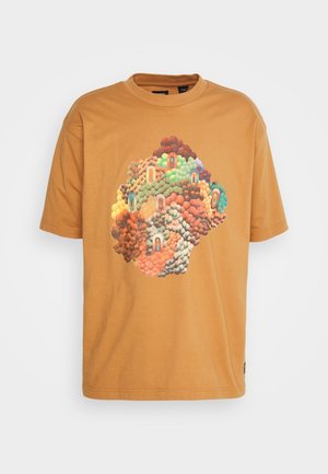 T-shirt manches courtes couleur moutarde avec un motif graphique abstrait multicolore en 3D représentant un amas de bulles imprimé au centre devant.