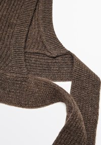 Brun, ribbad stickad scarf i mjukt texturerat material, vikt och placerad på en vit bakgrund.