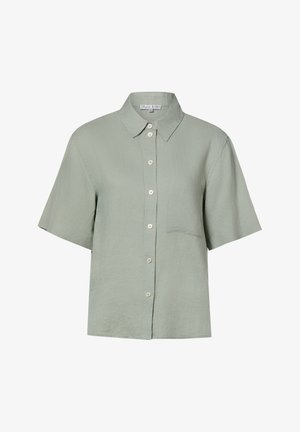 Licht saliegroene korte mouwen blouse met knopen, puntige kraag en een enkele borstzak, gemaakt van een lichtgewicht gestructureerde stof.