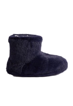Botte en fourrure bleu marine avec une texture douce, hauteur mi-mollet, bout rond et un design simple. Pas de matériel ou d'ornement visible.