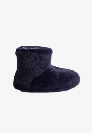 Marineblå, pelsagtig støvle med blød tekstur, midt på læggen, rund tå og et enkelt design. Ingen synlig hardware eller udsmykninger.