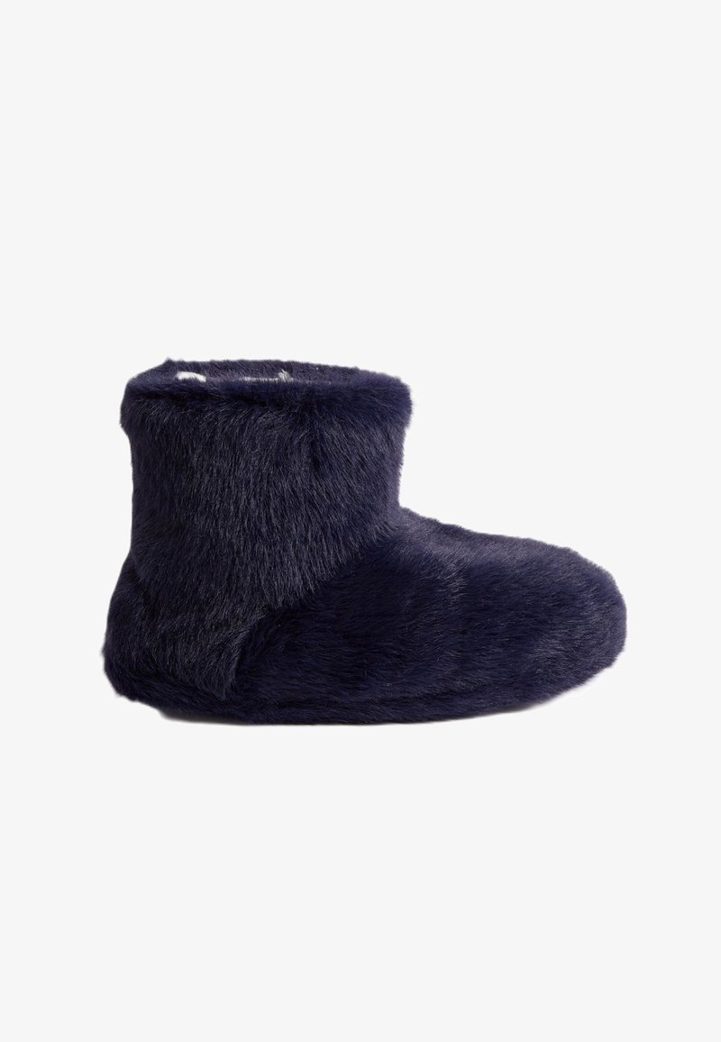 Mörkblå, fluffig stövlar med en mjuk textur, medelhöjd vid vaden, rund tå och en enkel design. Ingen synlig hårdvara eller utsmyckningar.