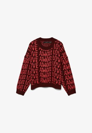 Jersey color burdeos con cuello redondo y mangas largas, que presenta un patrón repetido de las palabras "LOVE" y "AMOR" en rojo brillante. Textura de punto suave.