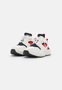 Nike Sportswear AIR HUARACHE - Sapatilhas - summit white/university red/black