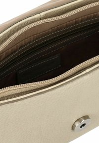 Clutch in pelle beige con superficie testurizzata, tasca interna con zip e chiusura metallica a scatto. Foderato con un tessuto morbido di colore sabbia.
