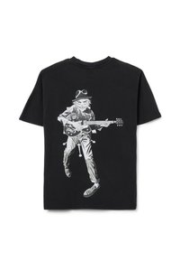 Zwarte t-shirt met een grafisch ontwerp van een personage dat gitaar speelt, met lichtgrijze details en een comfortabele pasvorm.