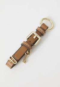 Brun lærnøkkelring med gullhardware, som har en spenne, ring og nøkkel festet. Glatt tekstur med hvite stingdetaljer.