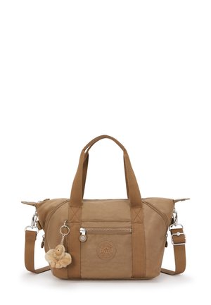 Braune Stoffhandtasche mit zwei kurzen Tragegriffen und einem abnehmbaren Schulterriemen. Verfügt über eine Fronttasche mit Reißverschluss und einem herabhängenden, felligen Charme.