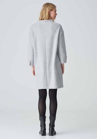 OPUS WONJA - Abito in maglia - hazy fog melange