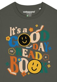 Grijs katoenen T-shirt met een speelse, kleurrijke opdruk met tekst, lachende gezichten, bloemen en boeken, ontworpen voor vrijetijdskleding.