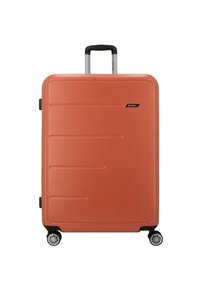 Maleta rígida de color coral con una superficie texturizada, surcos lineales, asa retráctil y cuatro ruedas giratorias negras.