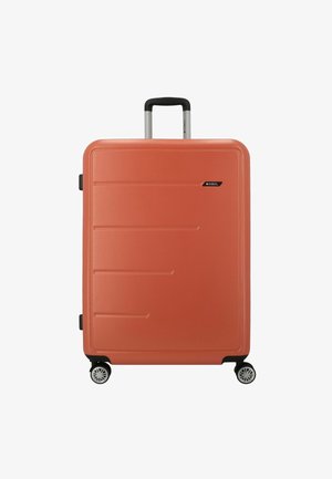 Valigia rigida di colore corallo con superficie testurizzata, scanalature lineari, maniglia retrattile e quattro ruote piroettanti nere.