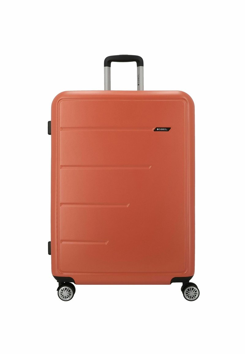 Maleta rígida de color coral con una superficie texturizada, surcos lineales, asa retráctil y cuatro ruedas giratorias negras.