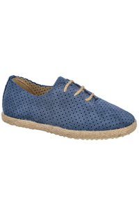 Zapato de ante perforado azul con cierre de cordones y suela de cuerda de yute. Punta redondeada y superficie texturizada, con un diseño transpirable.