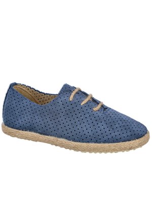 Zapato de ante perforado azul con cierre de cordones y suela de cuerda de yute. Punta redondeada y superficie texturizada, con un diseño transpirable.
