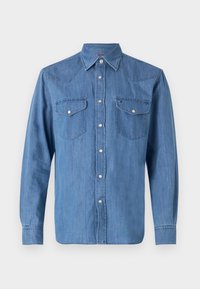 Chemise en denim bleu clair à manches longues, fermée par des boutons à l'avant, avec un col pointu, deux poches sur la poitrine et des accents de boutons argentés.