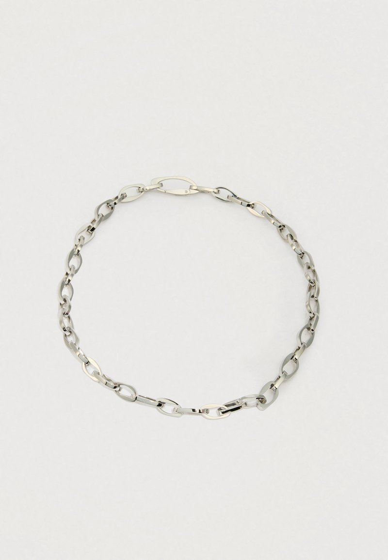 Sudraba ķēde, kas izgatavota no savstarpēji savienotiem ovāliem gredzeniem ar pulētu apdari un drošu aizdari, ar konsekventu tekstūru visā garumā.