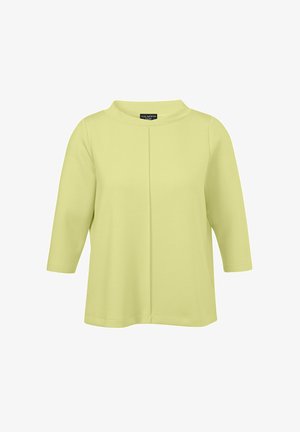 Limoengroene top met driekwartmouwen en een ronde halslijn, met een naadloos ontwerp aan de voorkant en een zachte, gladde textuur.