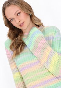 Maglione lavorato a maglia multicolore con righe pastello verde, rosa e lavanda, con texture a costine e vestibilità rilassata.