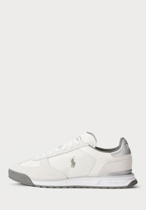 Witte sportschoenen met bovenzijde van suede en textiel, grijze accenten, vetersluiting en logo op de zijkant en hiel. Lichtgewicht rubberen zool.
