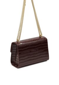 Borsa maroon con stampa a croco, di forma rettangolare, dotata di una tracolla in catena dorata e una finitura lucida.