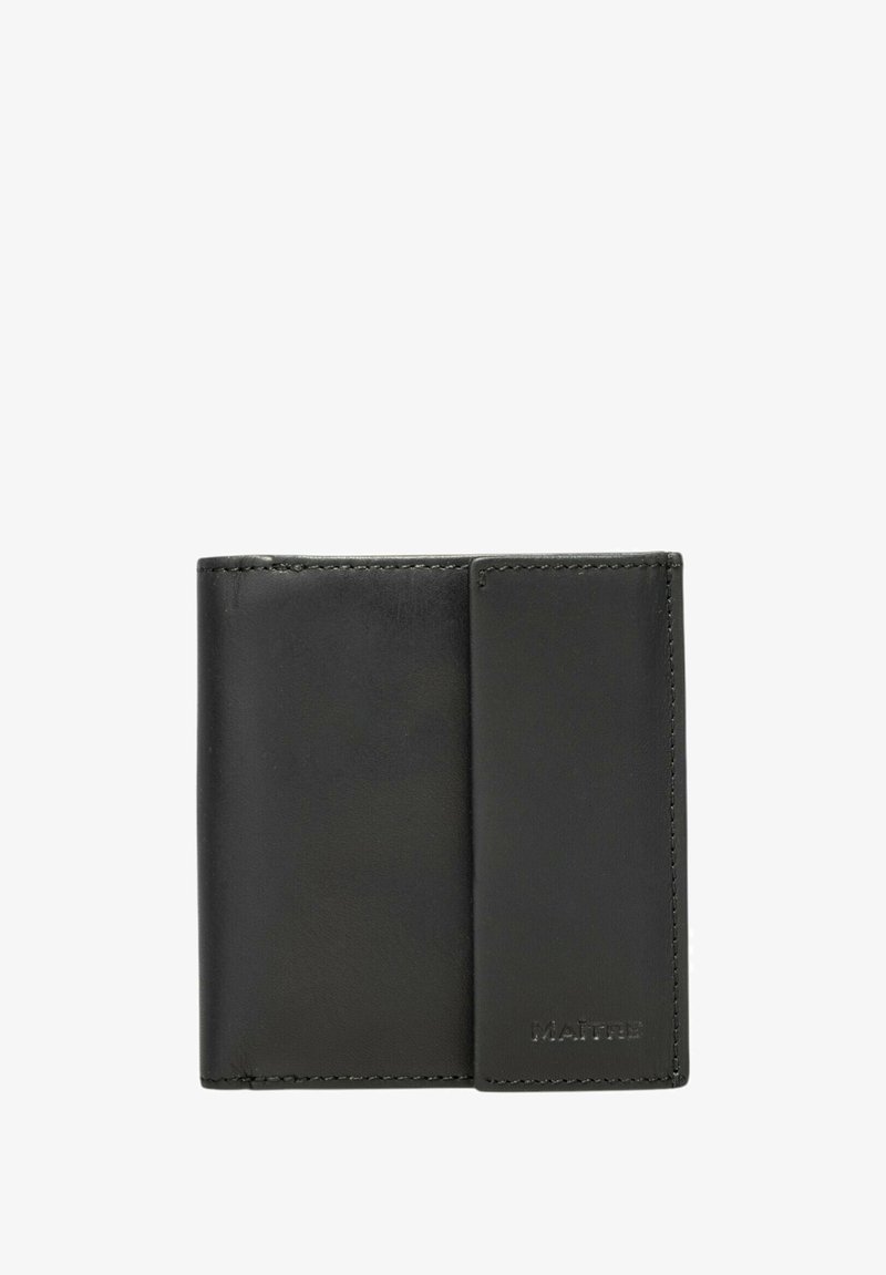 Cartera de cuero negro con textura suave, diseño de doble pliegue, un bolsillo exterior con ranura y nombre de la marca en relieve en el frente.