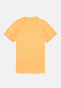 Koszulka sportowa z krótkim rękawem w jaskrawym pomarańczowym kolorze, wykonana z gładkiego, lekkiego materiału, z okrągłym dekoltem i raglanowymi rękawami.