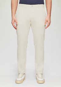 Beige chinos van katoen met een rechte pijp, voorzien van vo pockets, een knoopsluiting en een gladde textuur.