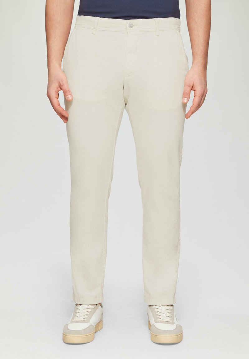 Beige chinos van katoen met een rechte pijp, voorzien van vo pockets, een knoopsluiting en een gladde textuur.