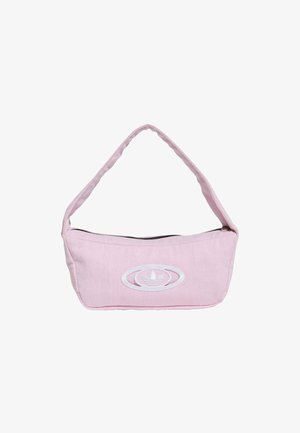 Rosa Stoff-Schultertasche mit gesticktem weißen Logo, Reißverschluss oben und geschwungener Form. Glatte Textur und verstellbarer Träger.