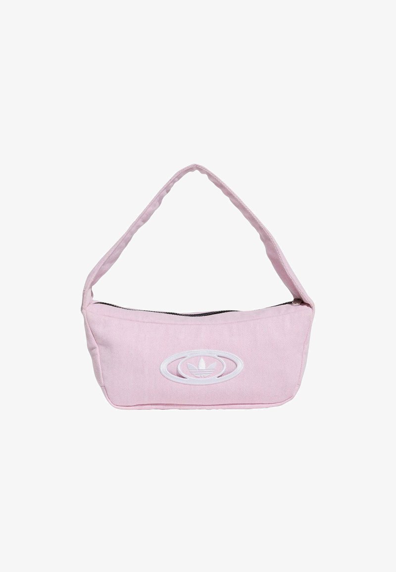 Ružičasta torba preko ramena od tkanine s izvezenim bijelim logotipom, zatvaranje na zip, i zakrivljeni oblik. Glatka tekstura i podesiva naramenica.
