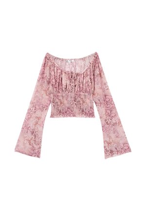 Blusa rosa con patrón, sin mangas en los hombros, con mangas de campana largas, cintura fruncida y detalle de lazo en el frente, dispuesta sobre un fondo blanco.