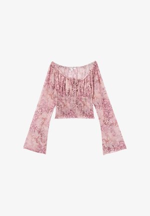 Blusa rosa con patrón, sin mangas en los hombros, con mangas de campana largas, cintura fruncida y detalle de lazo en el frente, dispuesta sobre un fondo blanco.