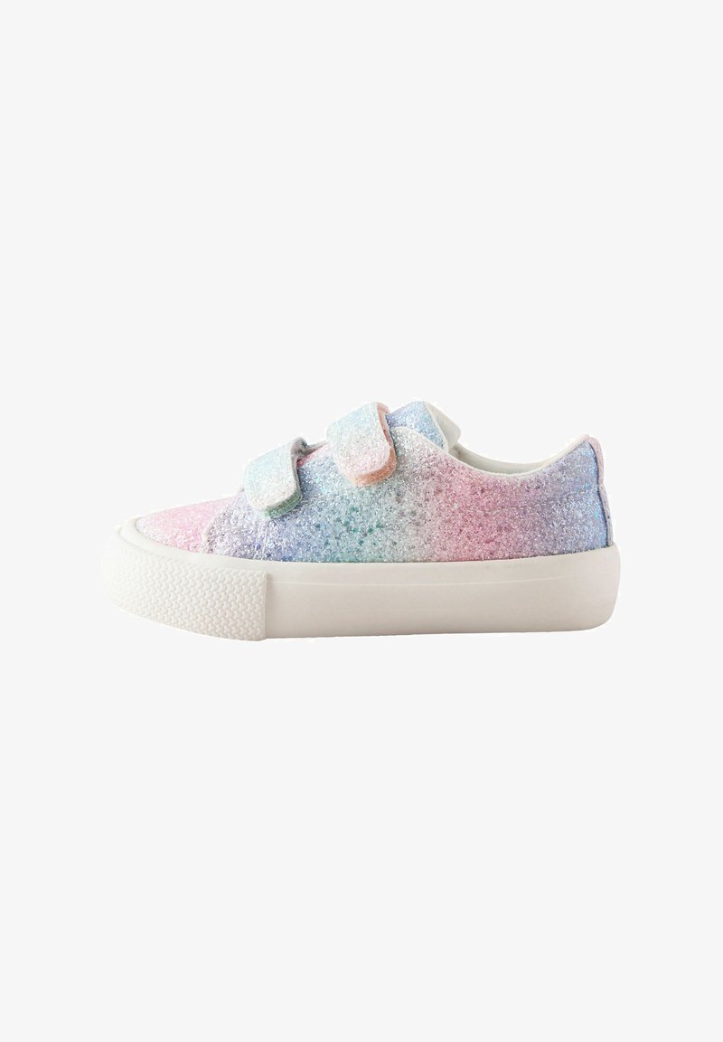 Baskets basses pour enfants en tissu pailleté arc-en-ciel pastel avec deux sangles Velcro réglables sur une semelle blanche épaisse.