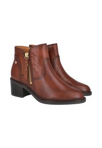 Botas de cuero marrón hasta el tobillo con un tacón bajo, cierre lateral y costuras decorativas. Textura suave con un diseño de puntera puntiaguda.